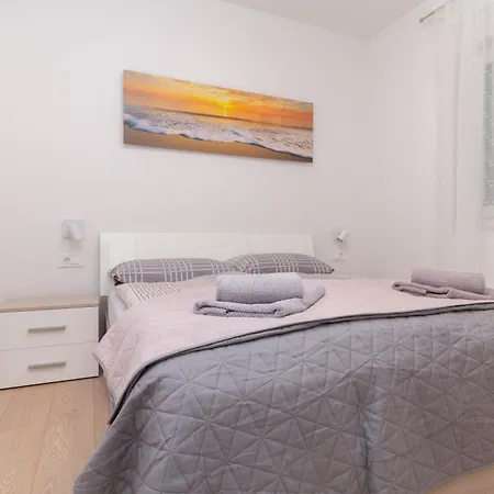 Apartment Mare With Pool 50 Meters From The Sea- By Ta Leut Agency Privlaka (Zadar)