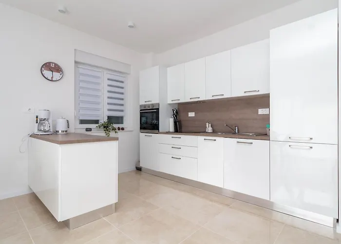 Mare With Pool Near The - Ta Leut Agency